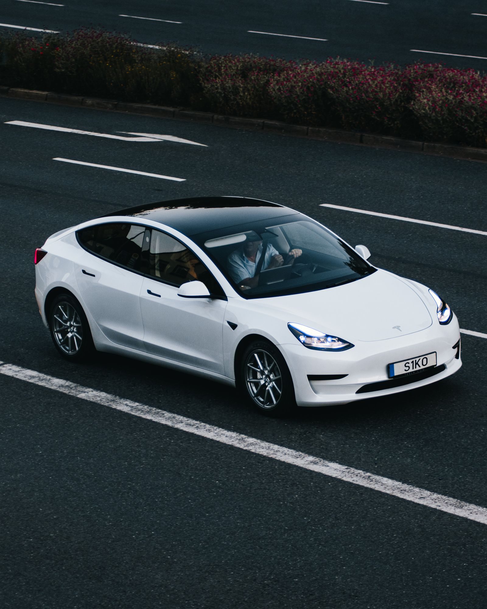 Tesla Model 3 på motorvej